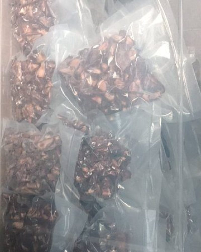 自己烘的草莓干。1种加少量白糖，1种***两种都现采现烘