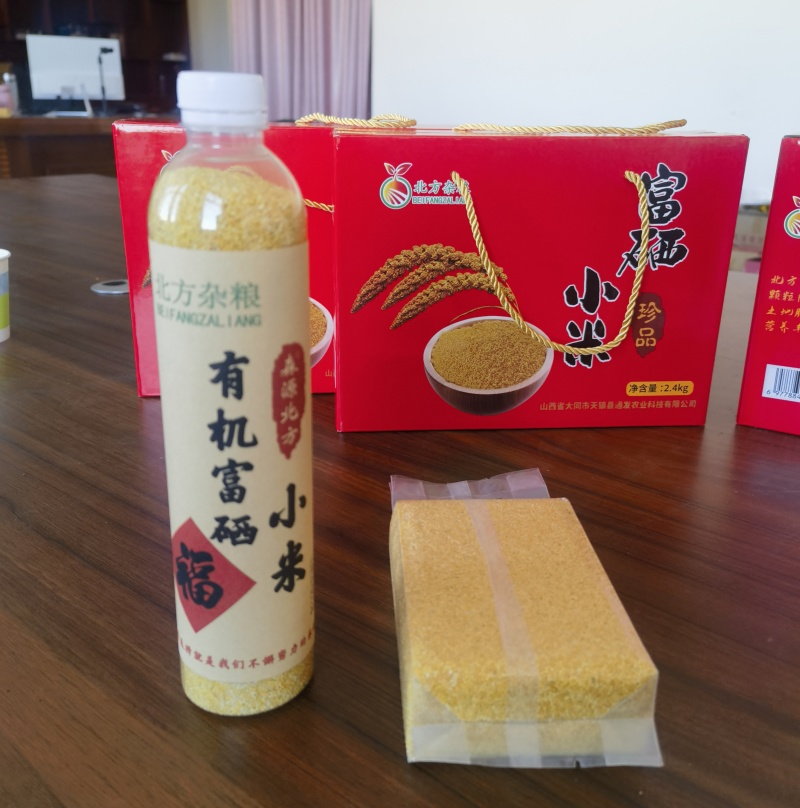村里合作社地产杂粮小米和豆类