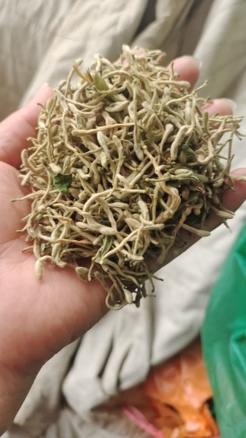 金银花自然亮晒，无药惨溜，价格优惠，保质保量，诚信经营
