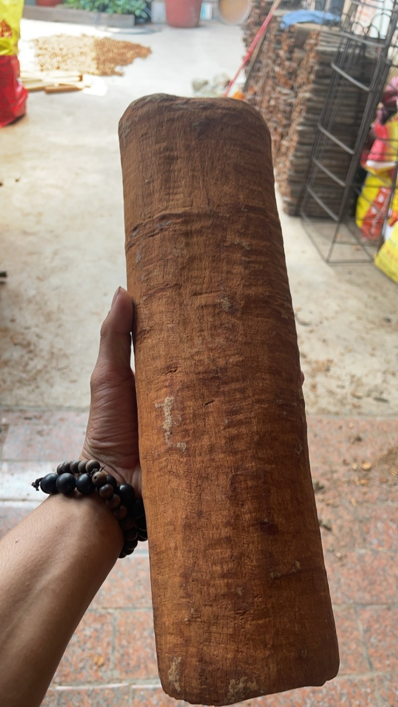 正宗广西深山老肉桂刮皮通，干爽黄净，天然日嗮足干。