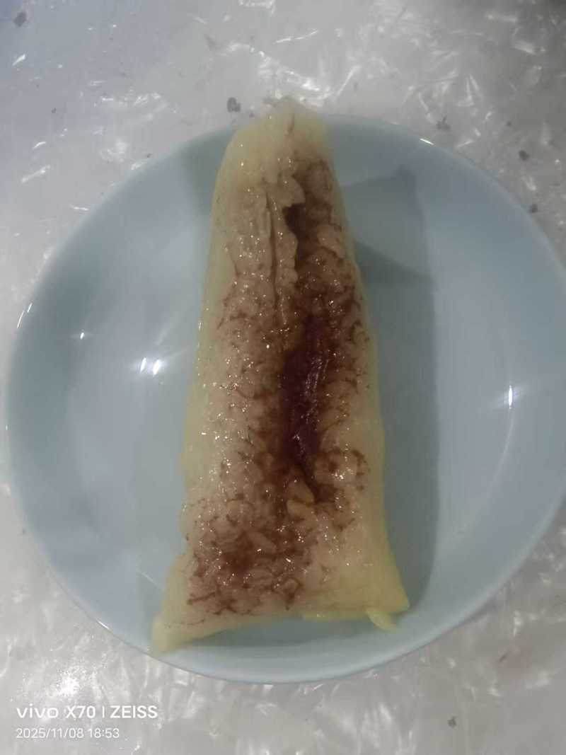 纯手工粽子，然后咸粽甜粽，蛋黄馅，红豆蜜枣，手工制作