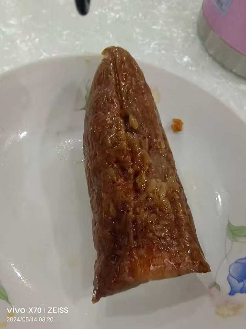 纯手工粽子，然后咸粽甜粽，蛋黄馅，红豆蜜枣，手工制作