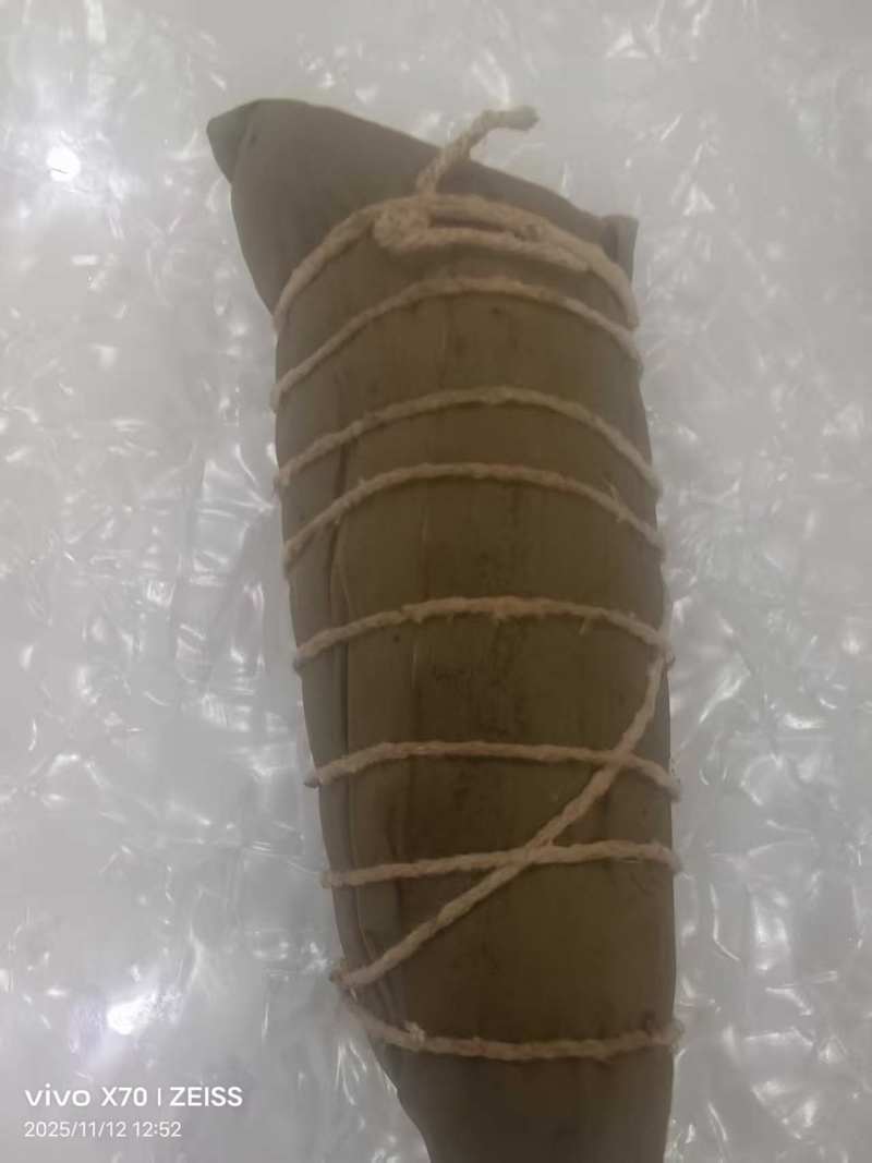 纯手工粽子，然后咸粽甜粽，蛋黄馅，红豆蜜枣，手工制作