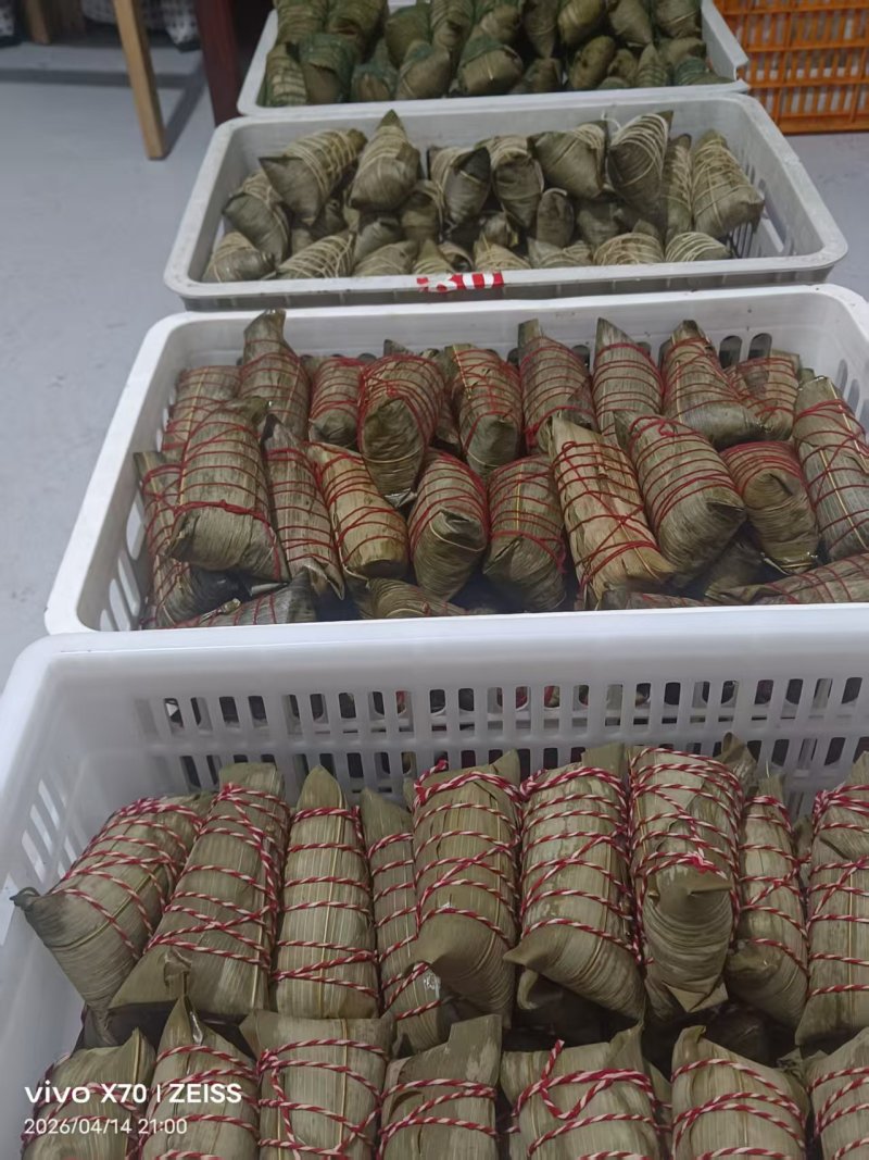 纯手工粽子，然后咸粽甜粽，蛋黄馅，红豆蜜枣，手工制作