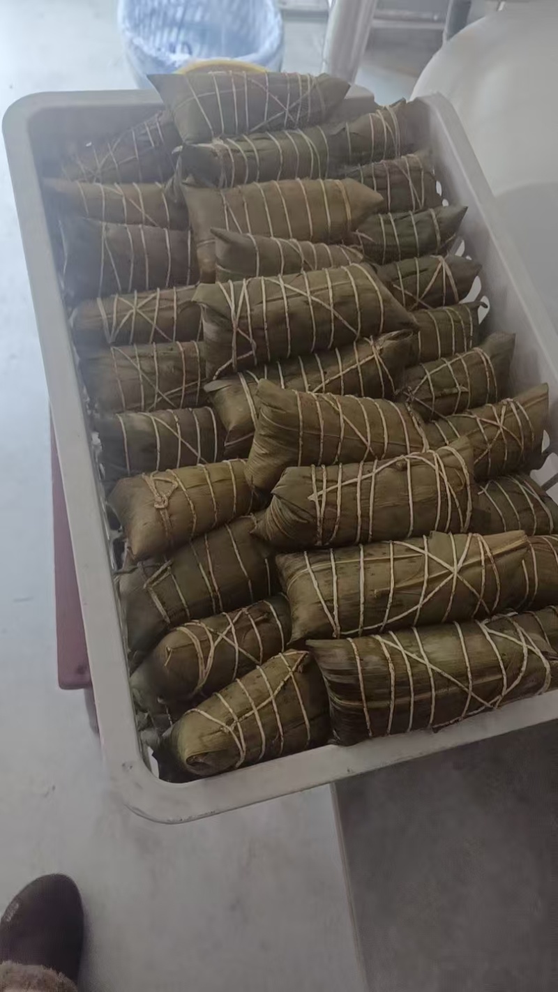 纯手工粽子，然后咸粽甜粽，蛋黄馅，红豆蜜枣，手工制作