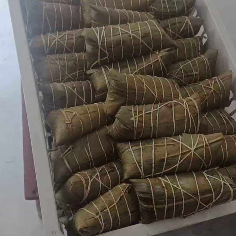 纯手工粽子，然后咸粽甜粽，蛋黄馅，红豆蜜枣，手工制作