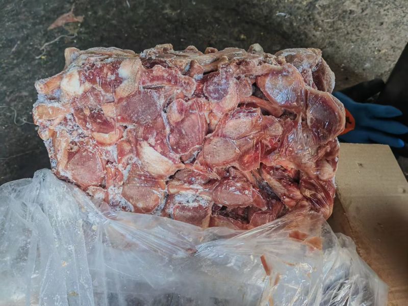 低价出售鸭腿1.5吨，10公斤每箱，