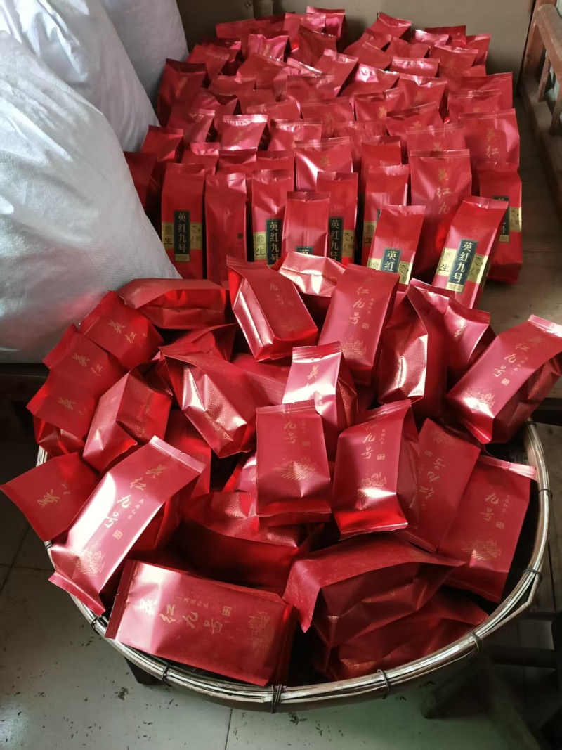 英红九号红茶2春茶，都是牛粪加花生枯种的有机茶