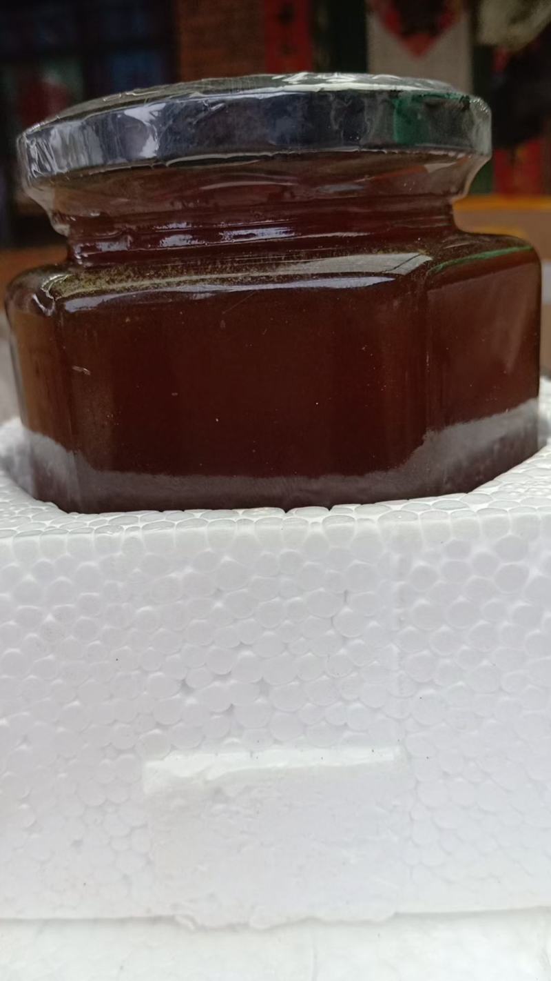 土蜂蜜正在割取，真心要的老板联系
