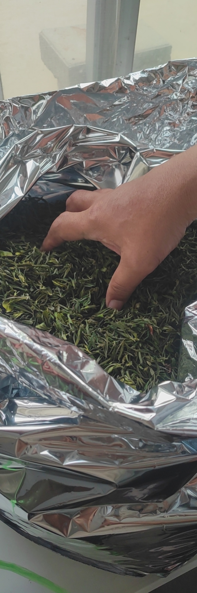 无公害好茶，清明之后采摘的，反正喝起来香味足，甜丝丝的