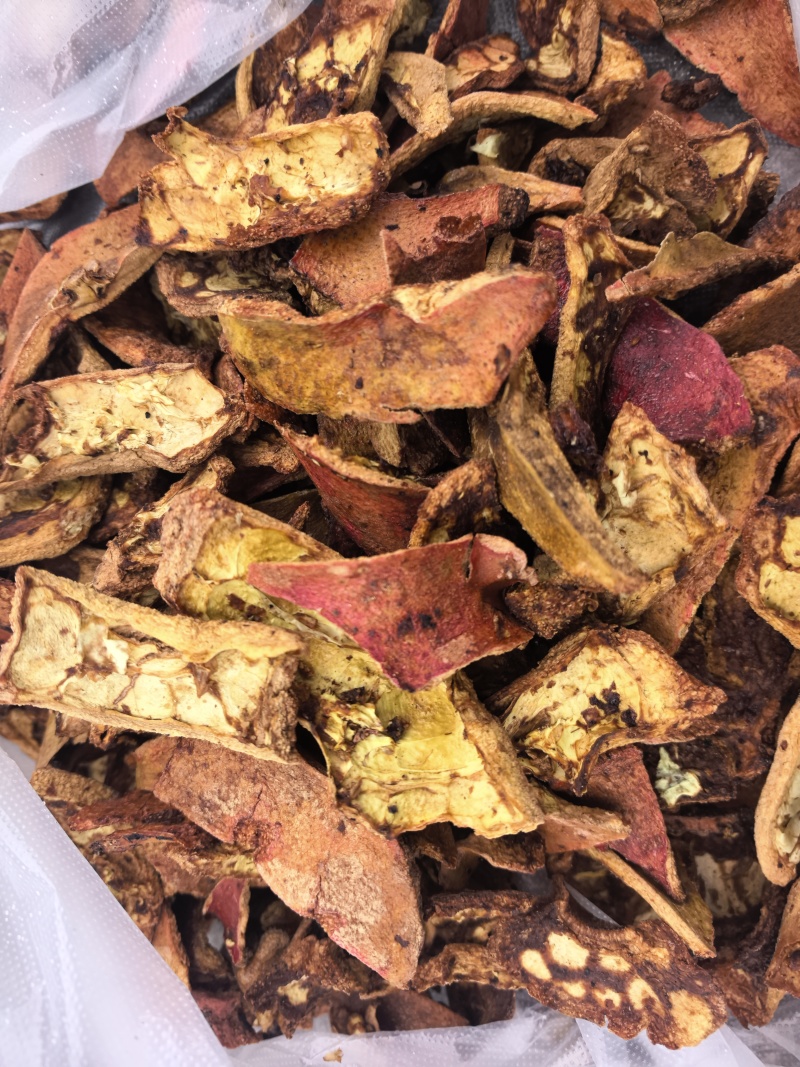 常年大量供应烘干石榴皮，石榴产地四川，质量达到药典标准