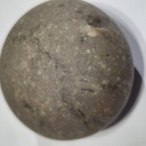 狗宝石1个，扁圆形，直径55mm，重约133.3克