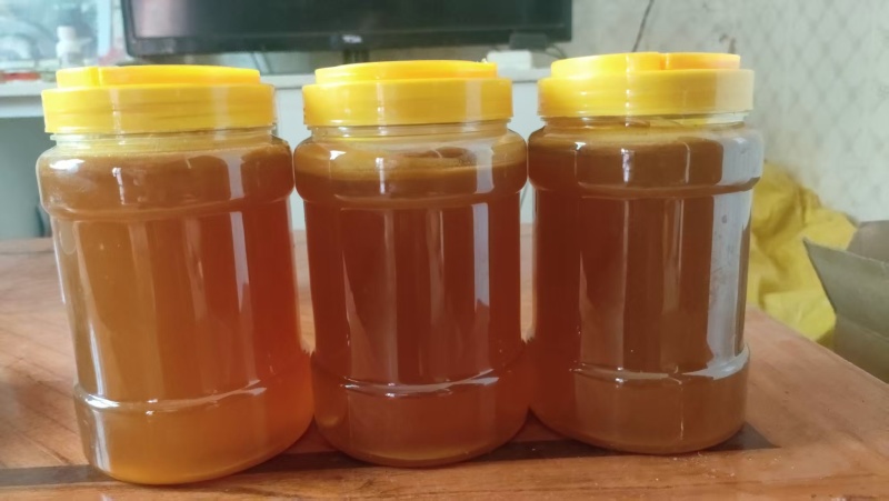 一年一采一级土蜂蜜云南深山原蜜百花蜜现采现卖蜂农直供