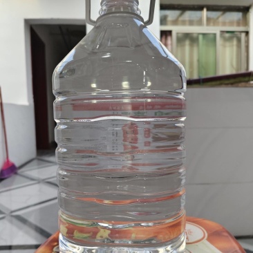 自家酿造固态高粱酒没有添加任何香精辅料勾兑，质量保证