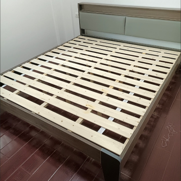 实木床1.8x2米软包双人床送一个床头柜