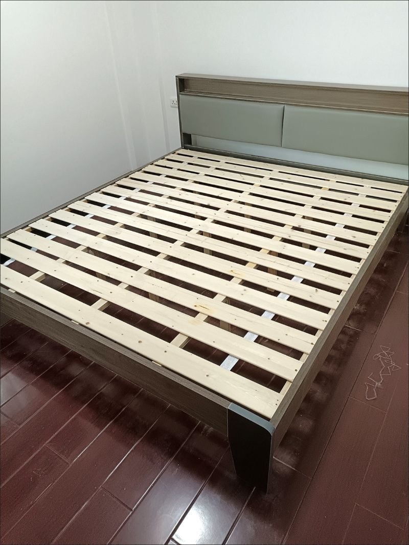 实木床1.8x2米软包双人床送一个床头柜