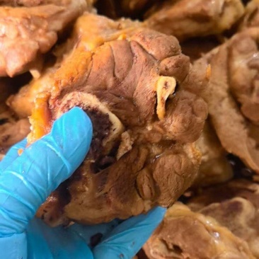 【卤味】酱香去皮小肘子，正在卤制中带肉带筋，非常好吃