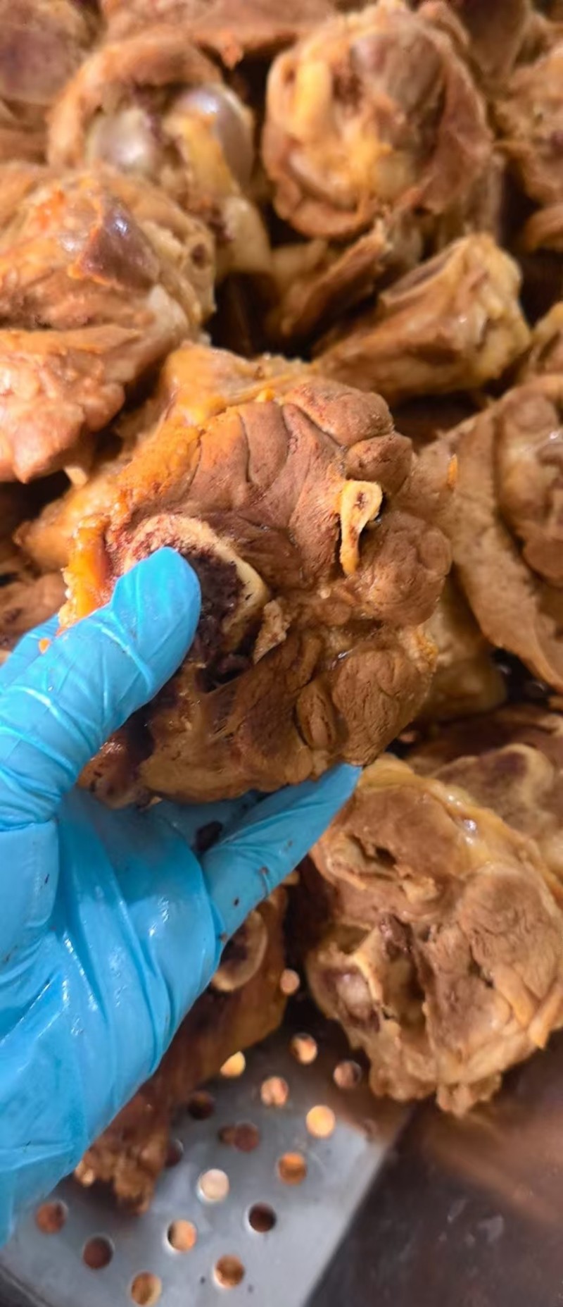 【卤味】酱香去皮小肘子，正在卤制中带肉带筋，非常好吃