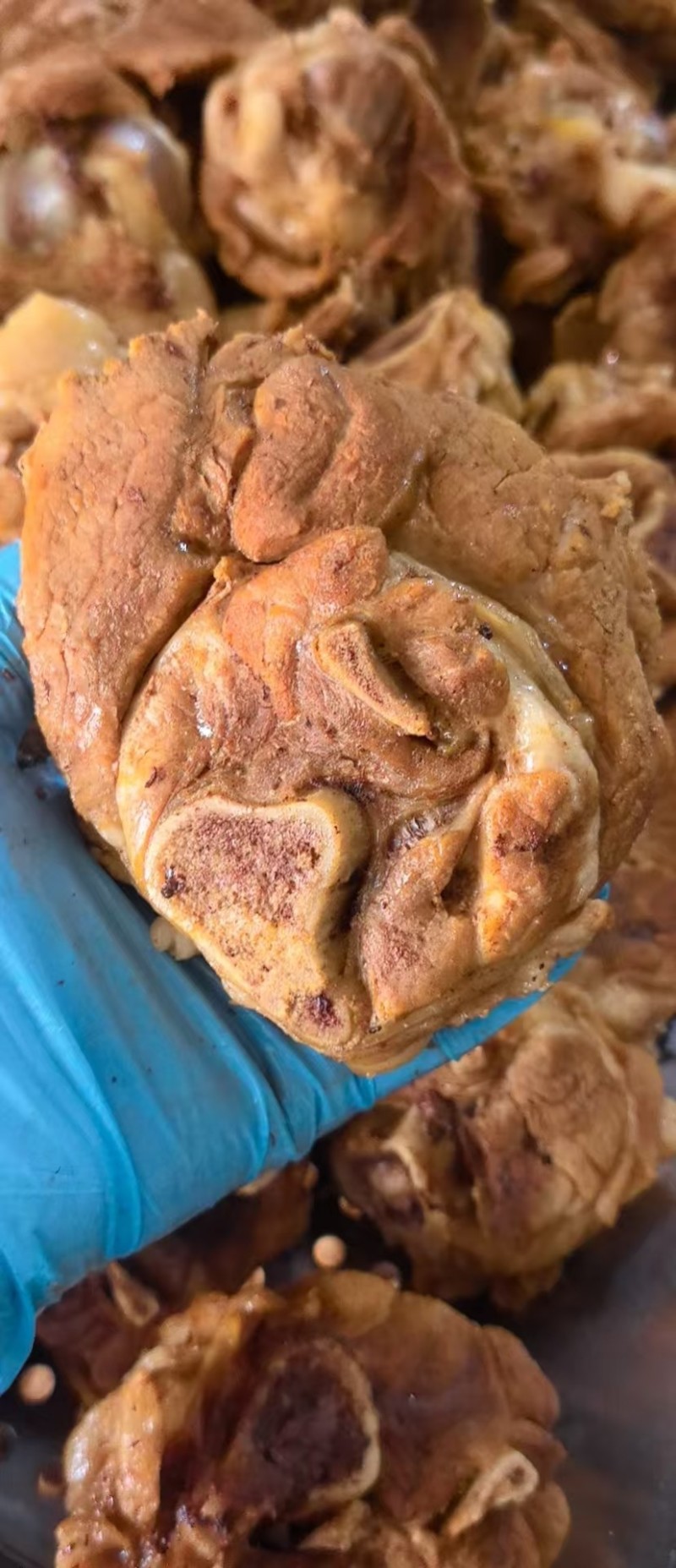 【卤味】酱香去皮小肘子，正在卤制中带肉带筋，非常好吃