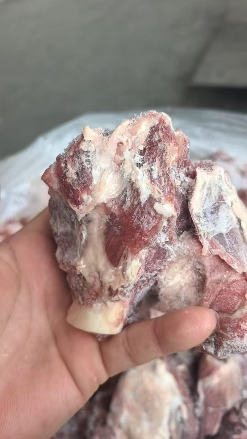 满肉羊棒骨，含肉率高，实拍质量看得见，可以熬汤吃肉吸骨髓