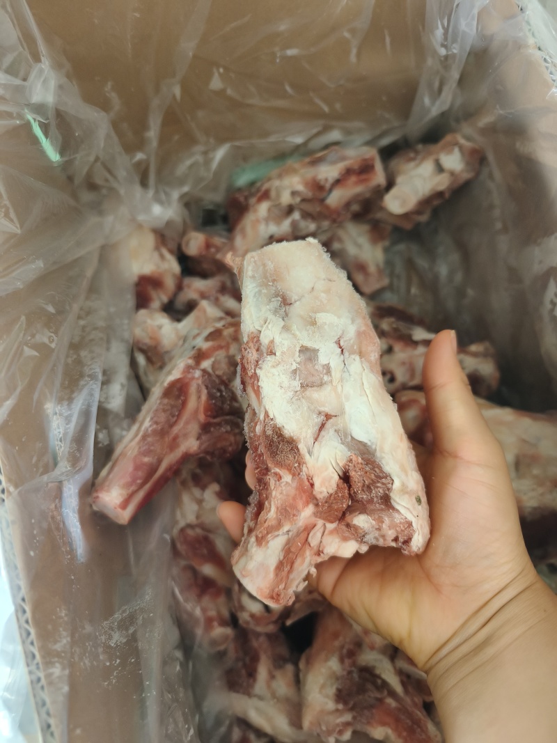 满肉羊棒骨，含肉率高，实拍质量看得见，可以熬汤吃肉吸骨髓