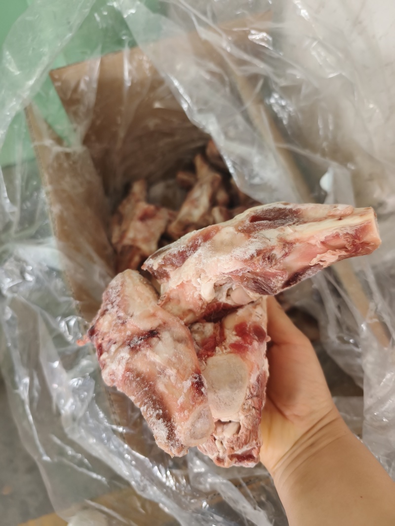 满肉羊棒骨，含肉率高，实拍质量看得见，可以熬汤吃肉吸骨髓
