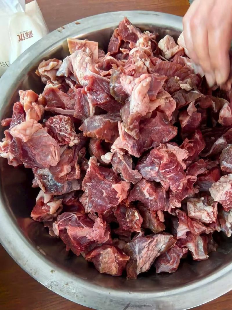 牛碎肉，纯干货，90比例瘦，颜色鲜价格便宜，实拍