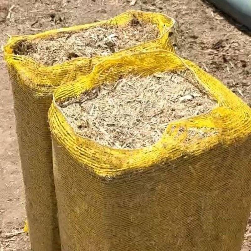 玉米秸秆柔丝小方包库存场地二次加铡段，质量无忧，水分安全