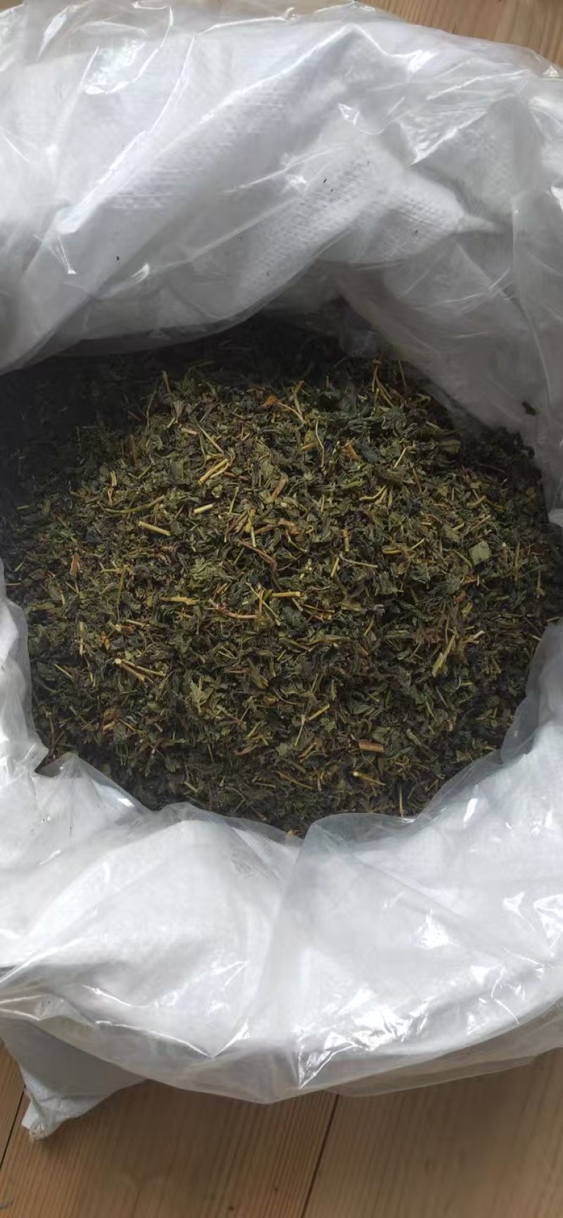 甜茶原料:甜叶悬钩子，木姜叶柯