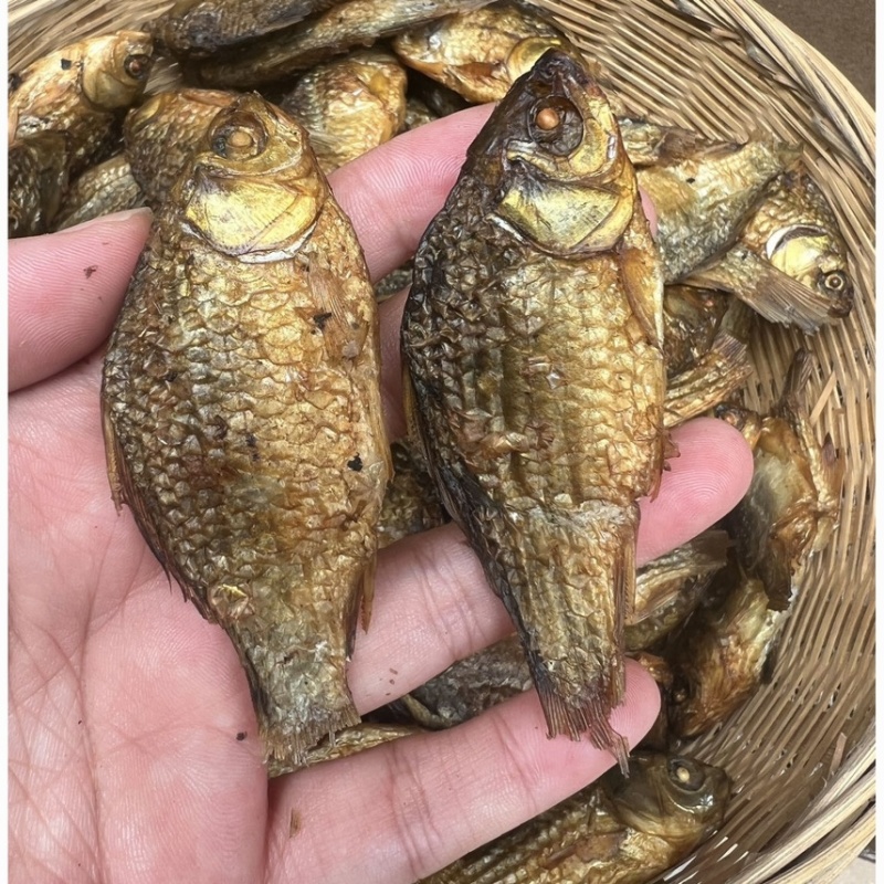 鲫鱼干火焙烟熏烘干，个头如图！有盐干度好