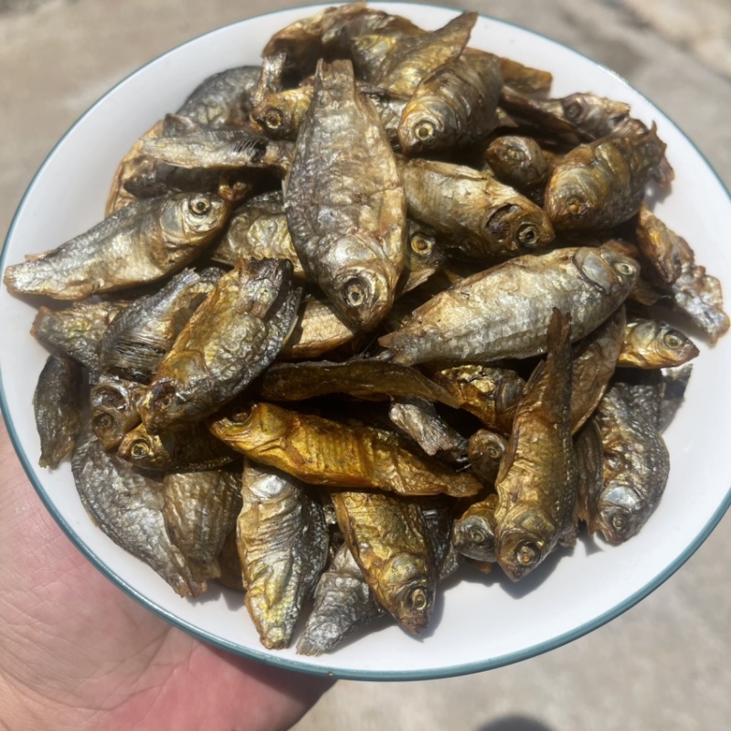 鲫鱼干火焙烟熏烘干，个头如图！有盐干度好