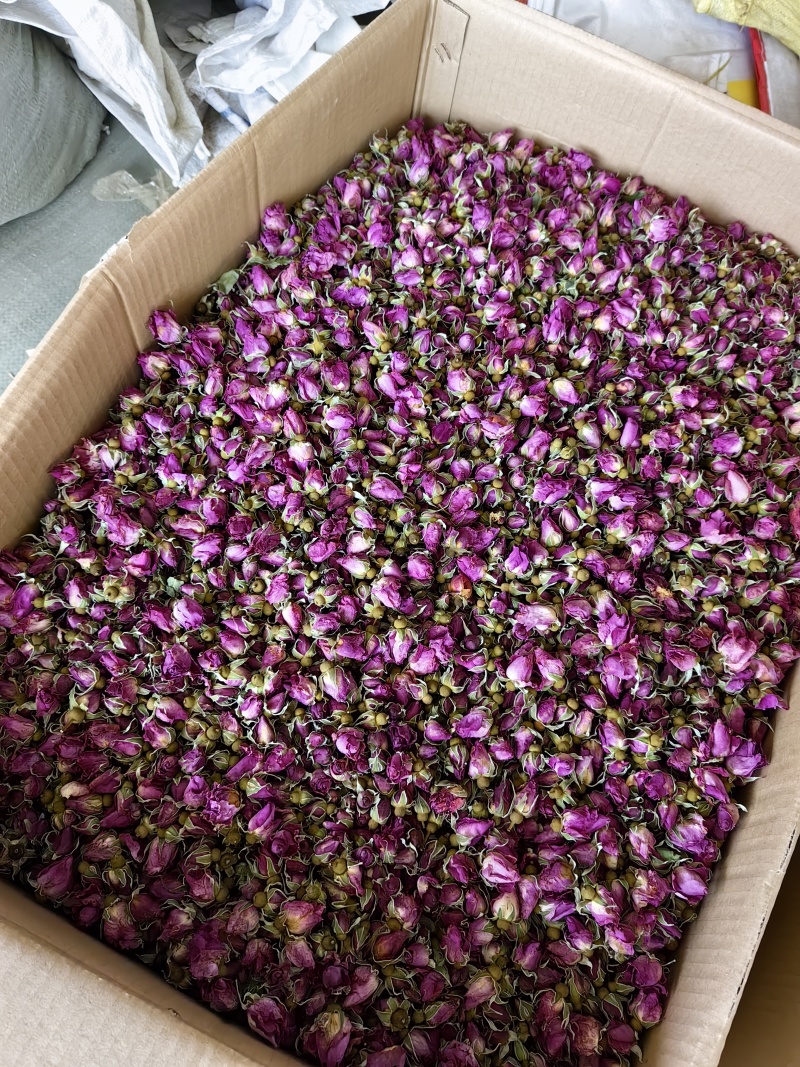 各位老板好，我这边有200斤无硫干玫瑰花蕾现货，产地直供