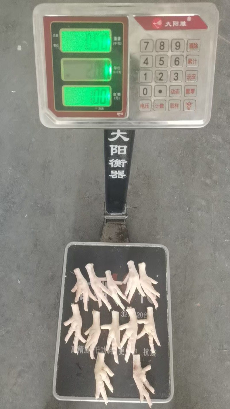 鸡凤爪单个重量35克以上，大小个头很均匀山东腾惠将成