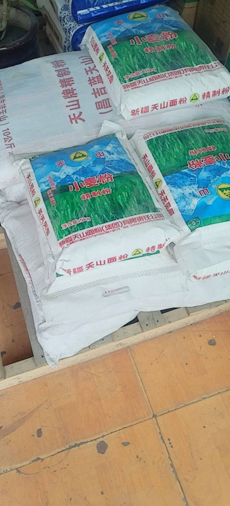 新疆天山小麦粉没有添加剂原味厨房家用大袋25公斤面粉