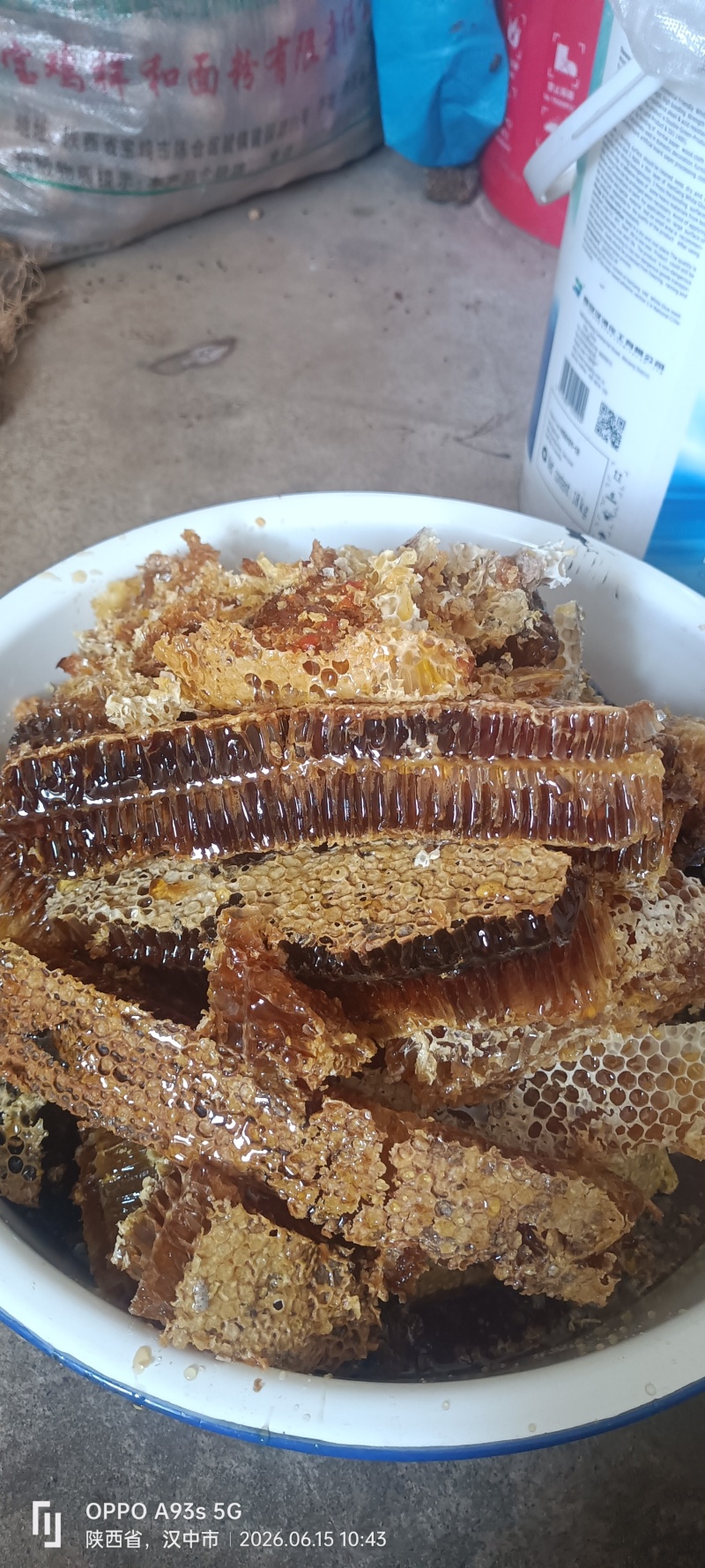 山区农家棒棒槽土蜂蜜，一手货源，欢迎客商联系购货