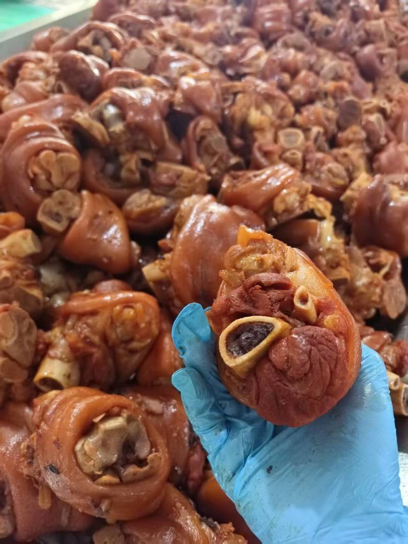 【菜扒肘子】酱卤带皮小肘
