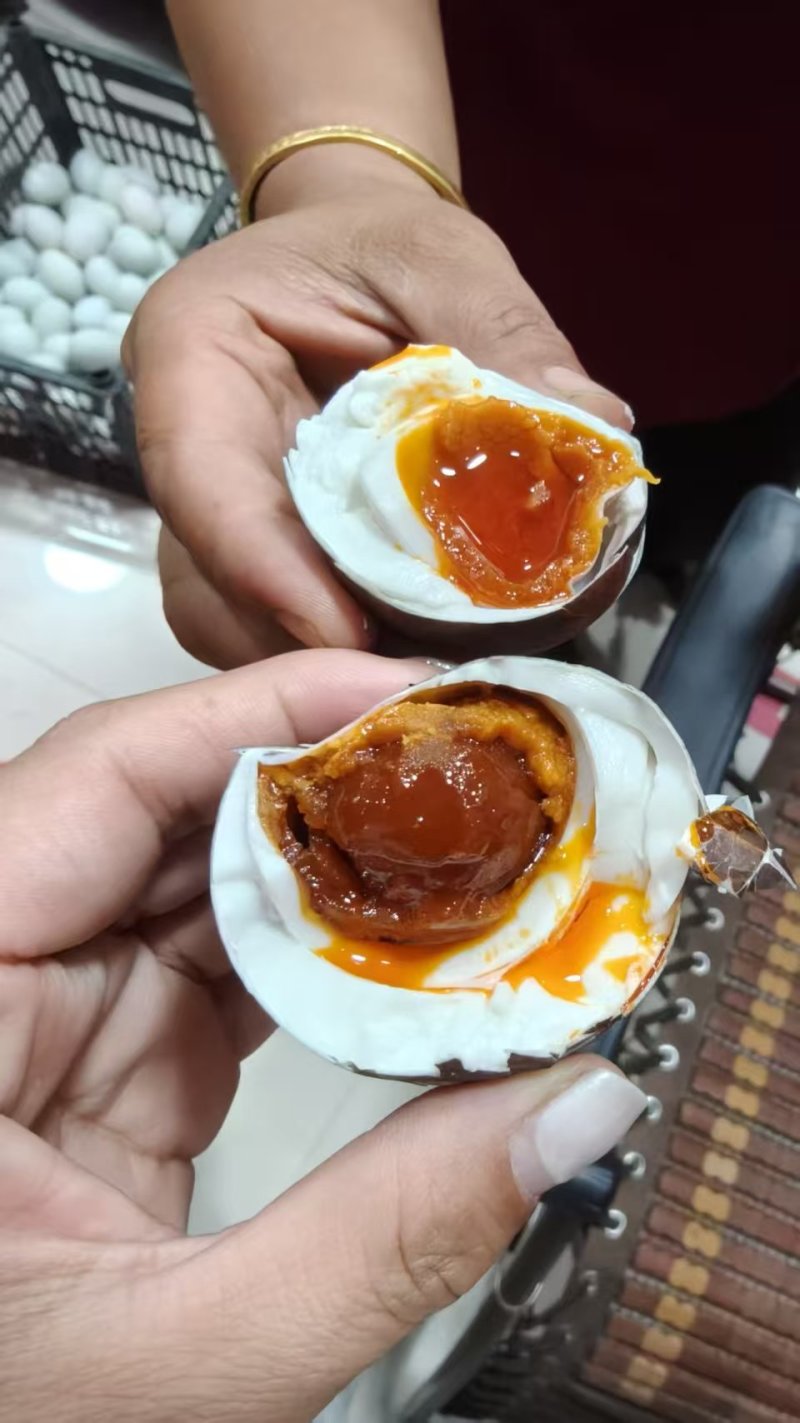 【烤鸭蛋】微山湖特产选用优质散养鸭蛋，烤制而成，咸香流油