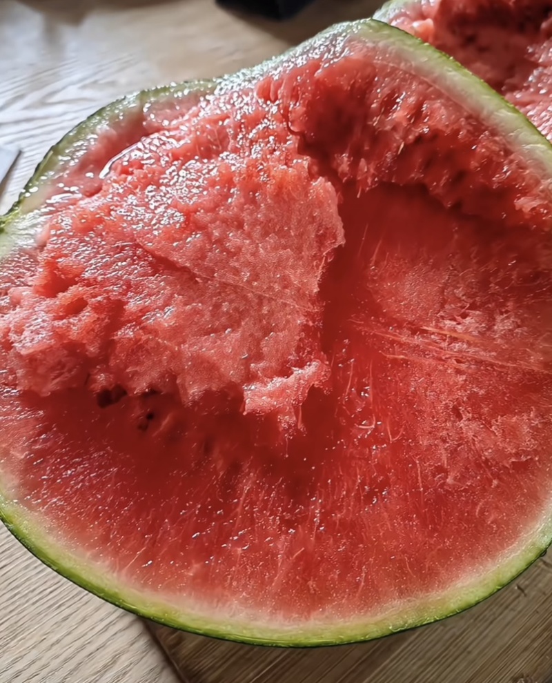 湖北宜城黑皮无籽西瓜产地直发新鲜采摘皮薄瓤甜多汁长期供货