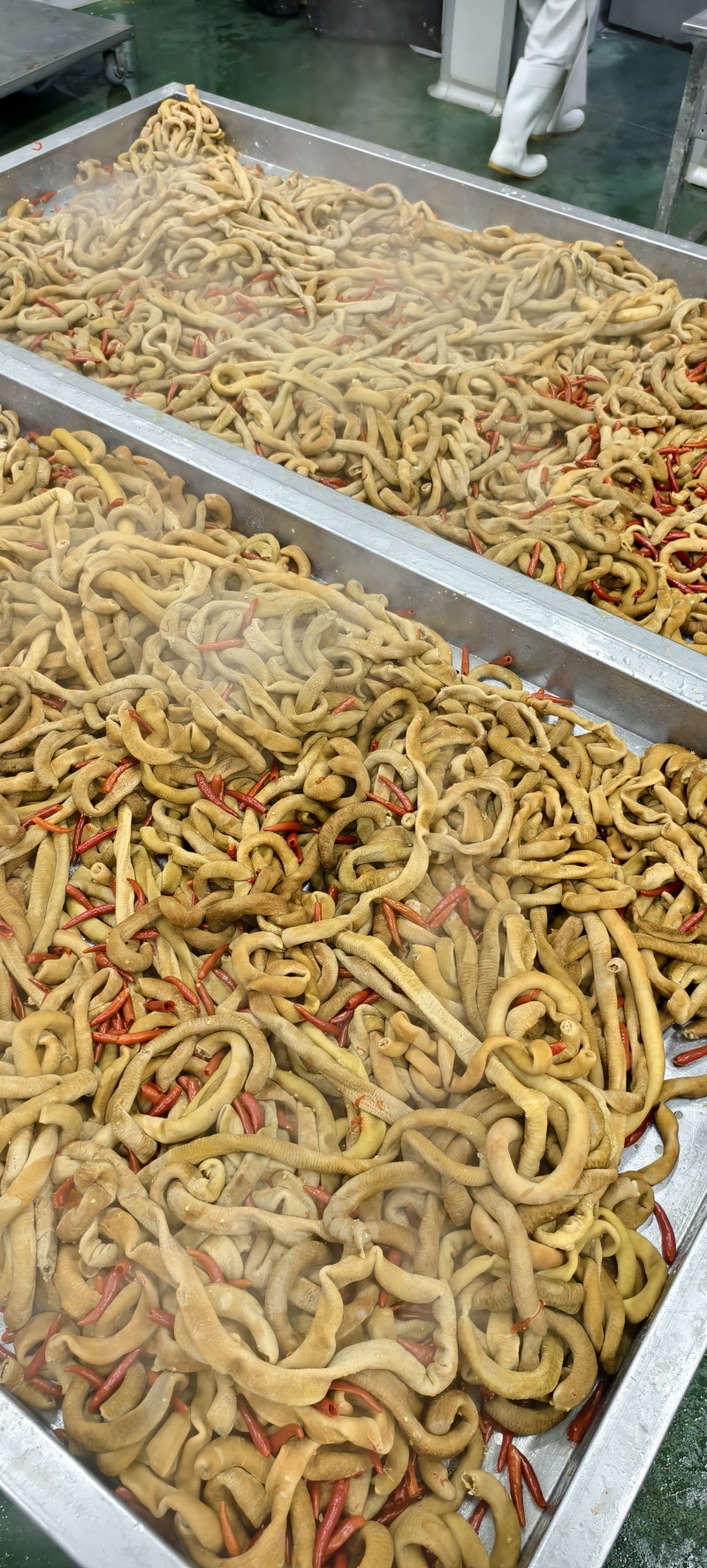 香辣牛小肠，1公斤一包，清真熟食。正规工厂，手续齐全。