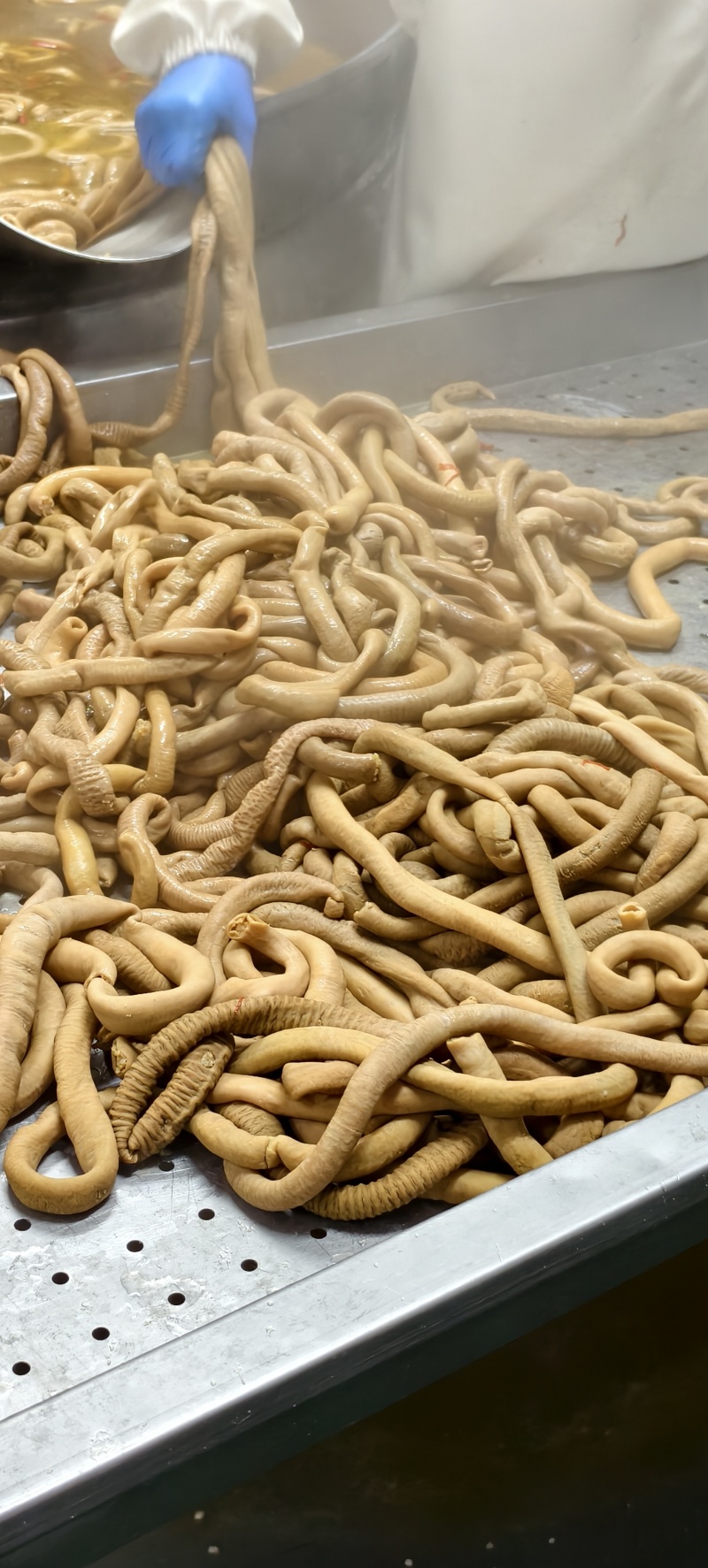 香辣牛小肠，1公斤一包，清真熟食。正规工厂，手续齐全。