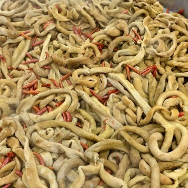 香辣牛小肠，1公斤一包，清真熟食。正规工厂，手续齐全。