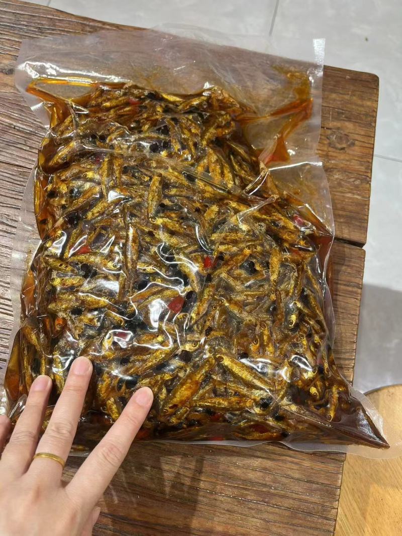 即食小河鱼地摊电商批发即食小河鱼干豆豉鱼干小鱼仔河鱼