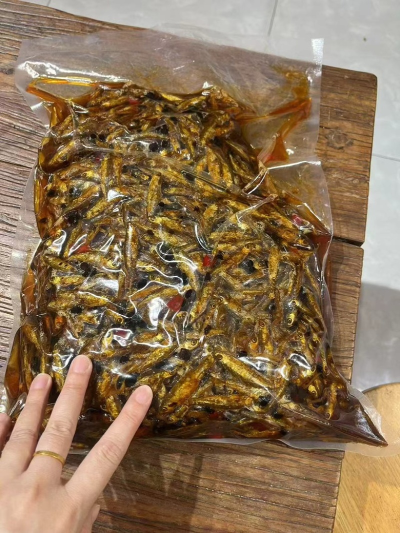 即食小河鱼地摊电商批发即食小河鱼干豆豉鱼干小鱼仔河鱼