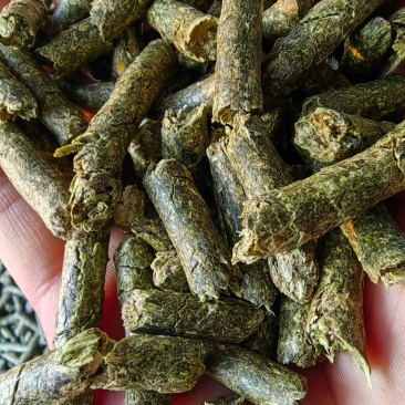 花生秧颗粒，牛羊马鹿驴通用牧草颗粒饲料性价比高