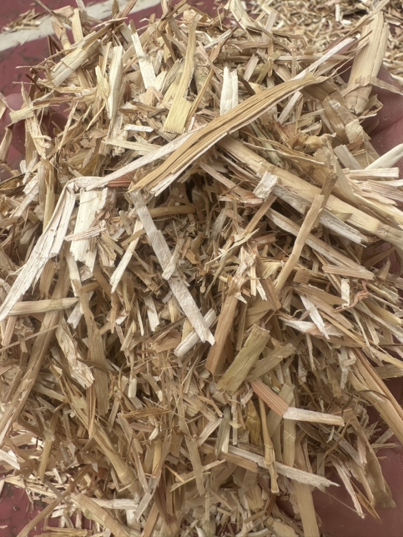 小麦秸秆，全部经过二次粉碎过风选加工压块，干净利索无杂质