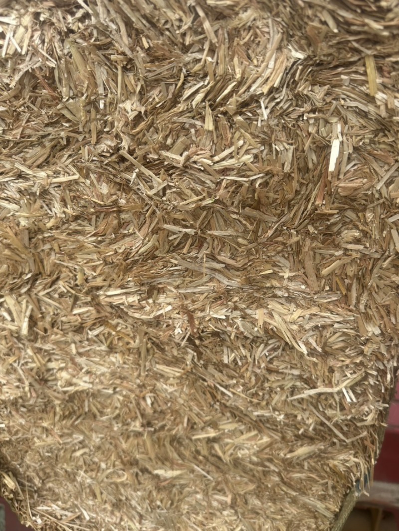 小麦秸秆，全部经过二次粉碎过风选加工压块，干净利索无杂质