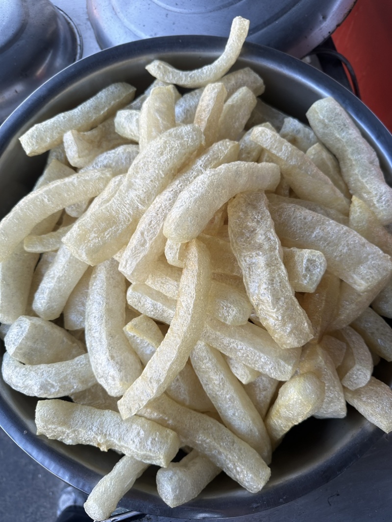 西双版纳傣家干牛皮，油炸好吃，香脆可口，需要联系，干牛皮