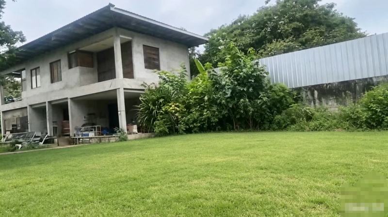 老挝万象高铁站旁的土地。