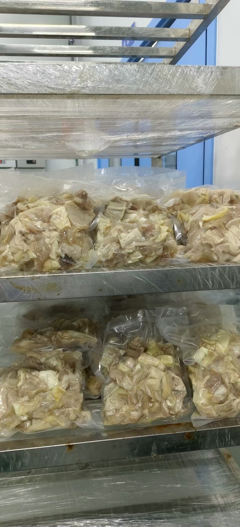 白煮筋头巴脑，牛筋皮，1公斤一包。国产好货源，全熟。
