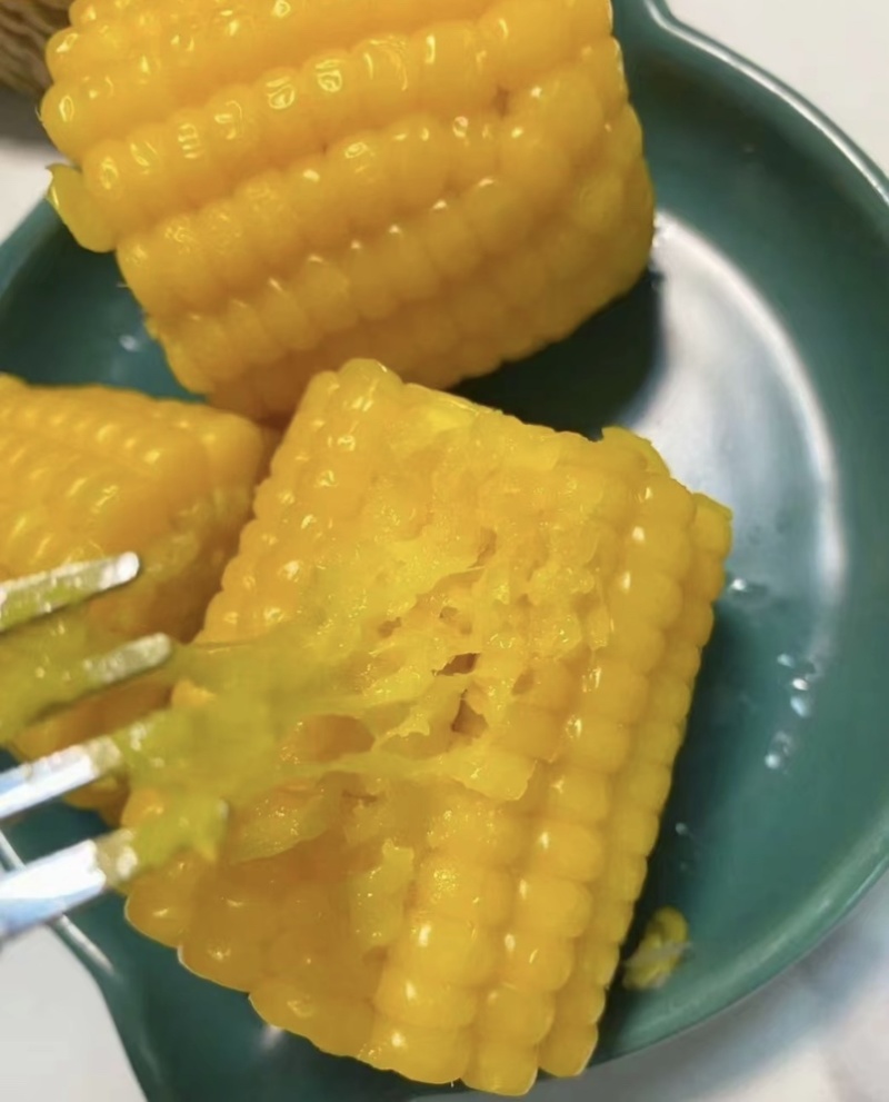 新鲜黄糯玉米香甜软糯，颗粒饱满产地整车批发供货